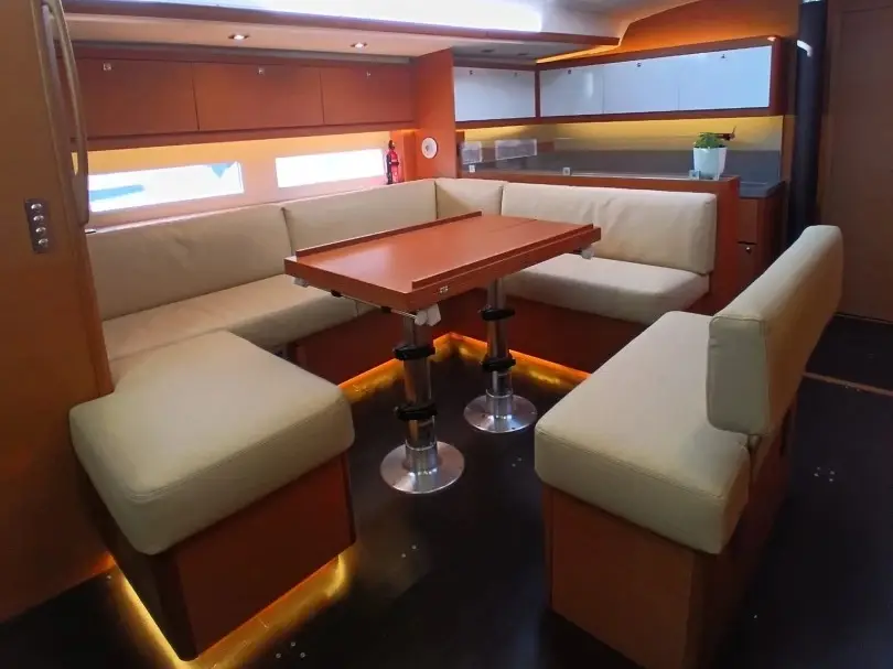 Tano, Interior image