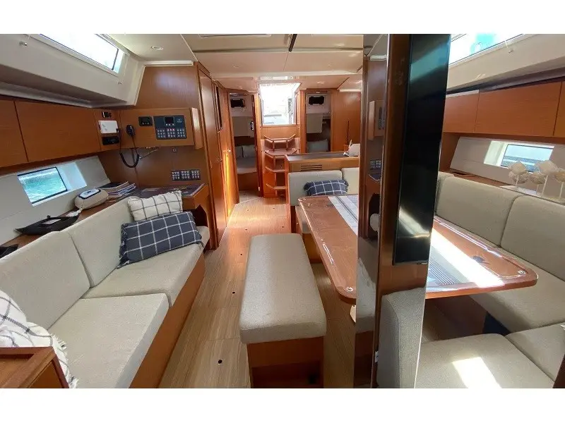 Mina 52, Interior image