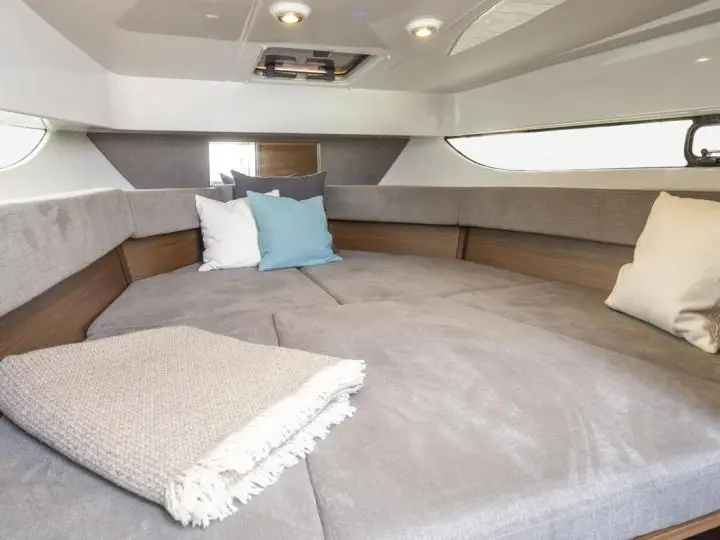 Beneteau 9, Interior image