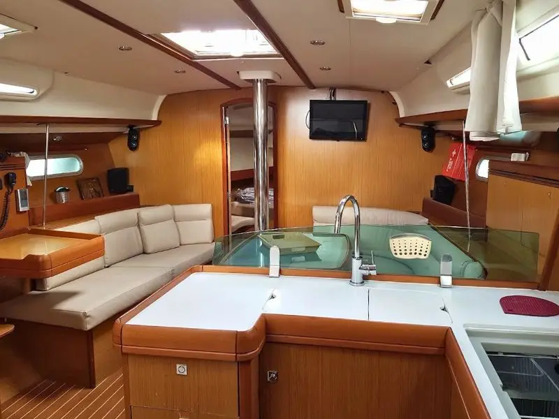 Black Pearl, Interior image
