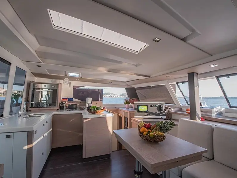Nou Nou 1, Interior image