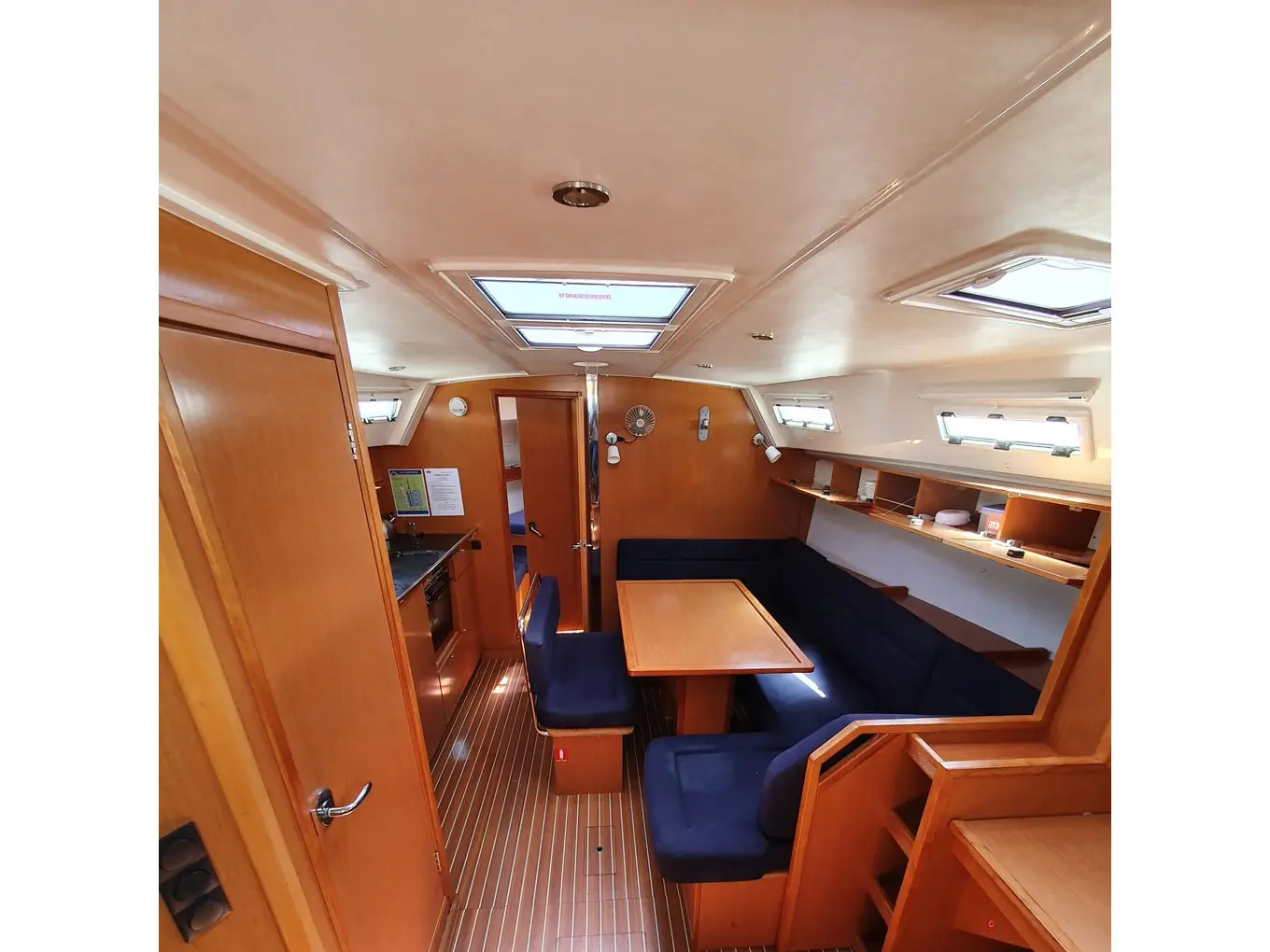 Vlassis, Interior image