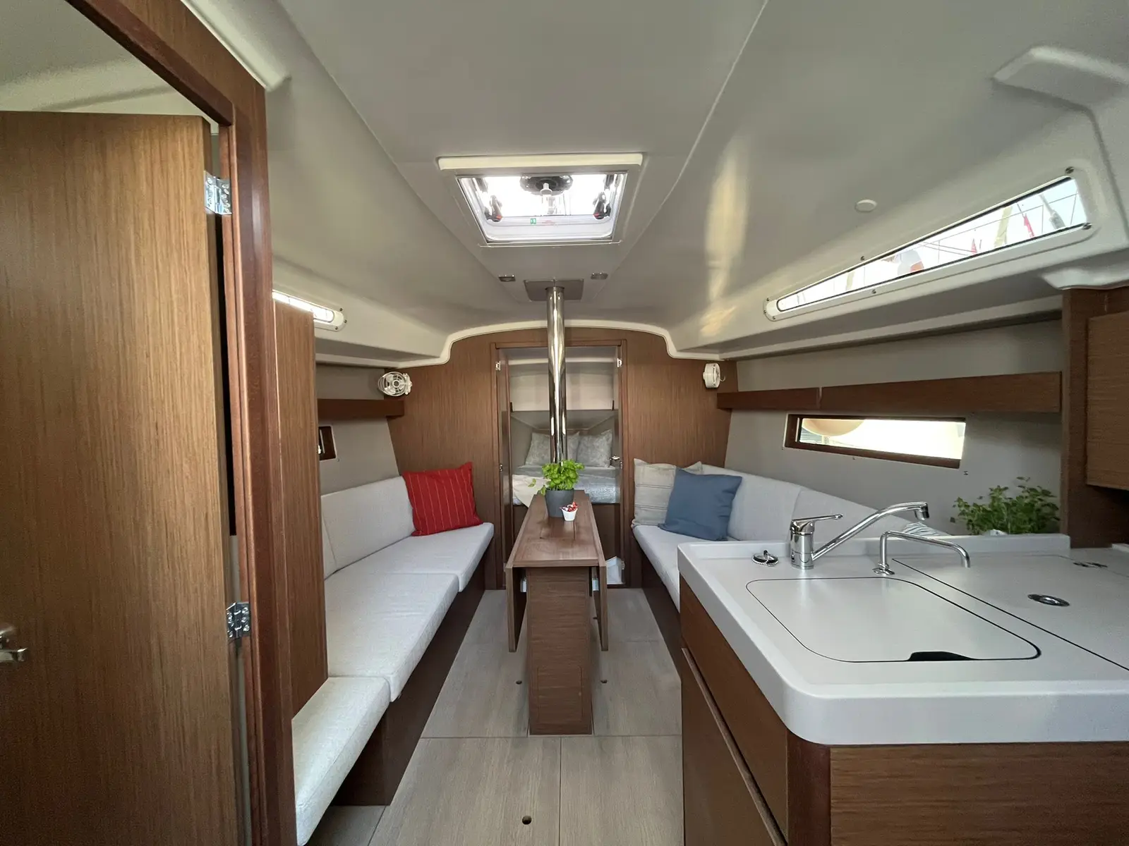 ROOKIE, Interior image