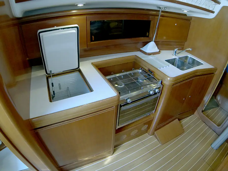 Sportski Vuk, Galley fridge
