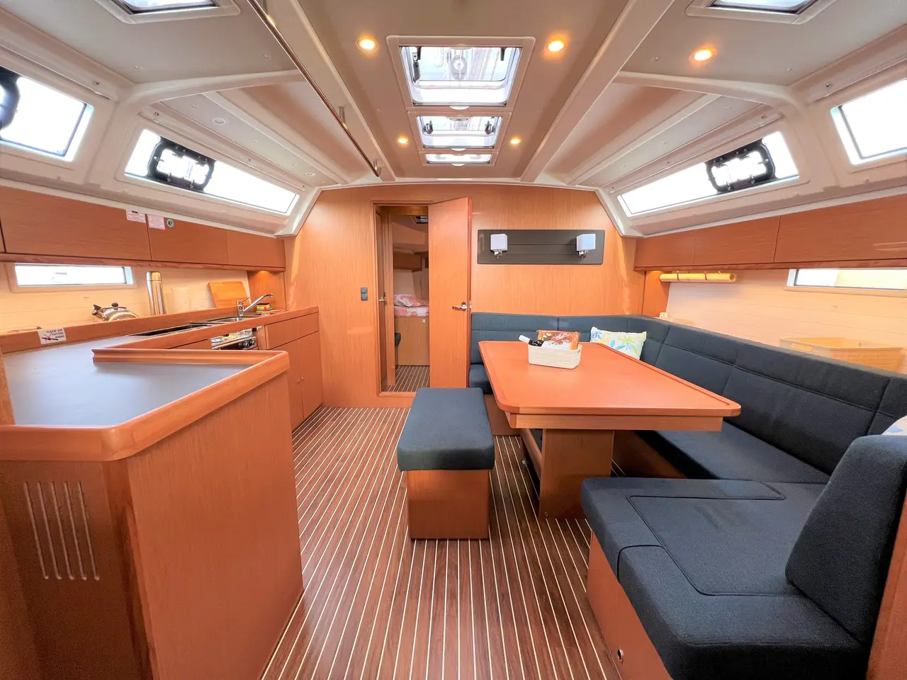 Sunset Breeze, Interior image
