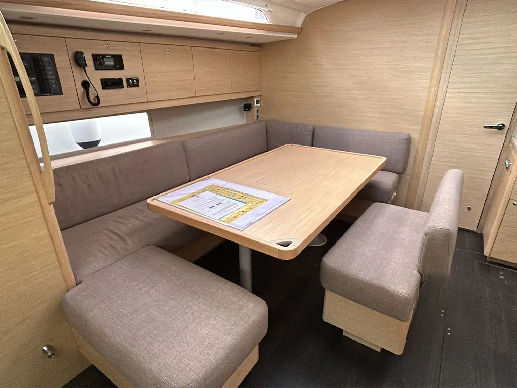 AN, Interior image