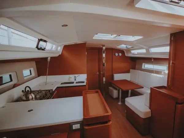Eleni, Interior image