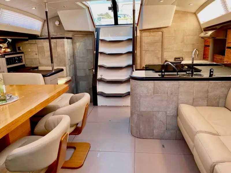 CHAMPAGNE, Interior image