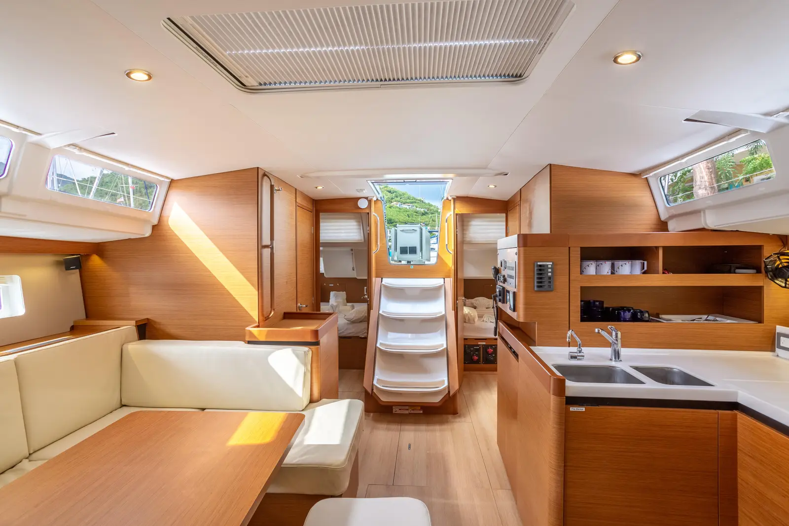 Don Carlo, Interior image