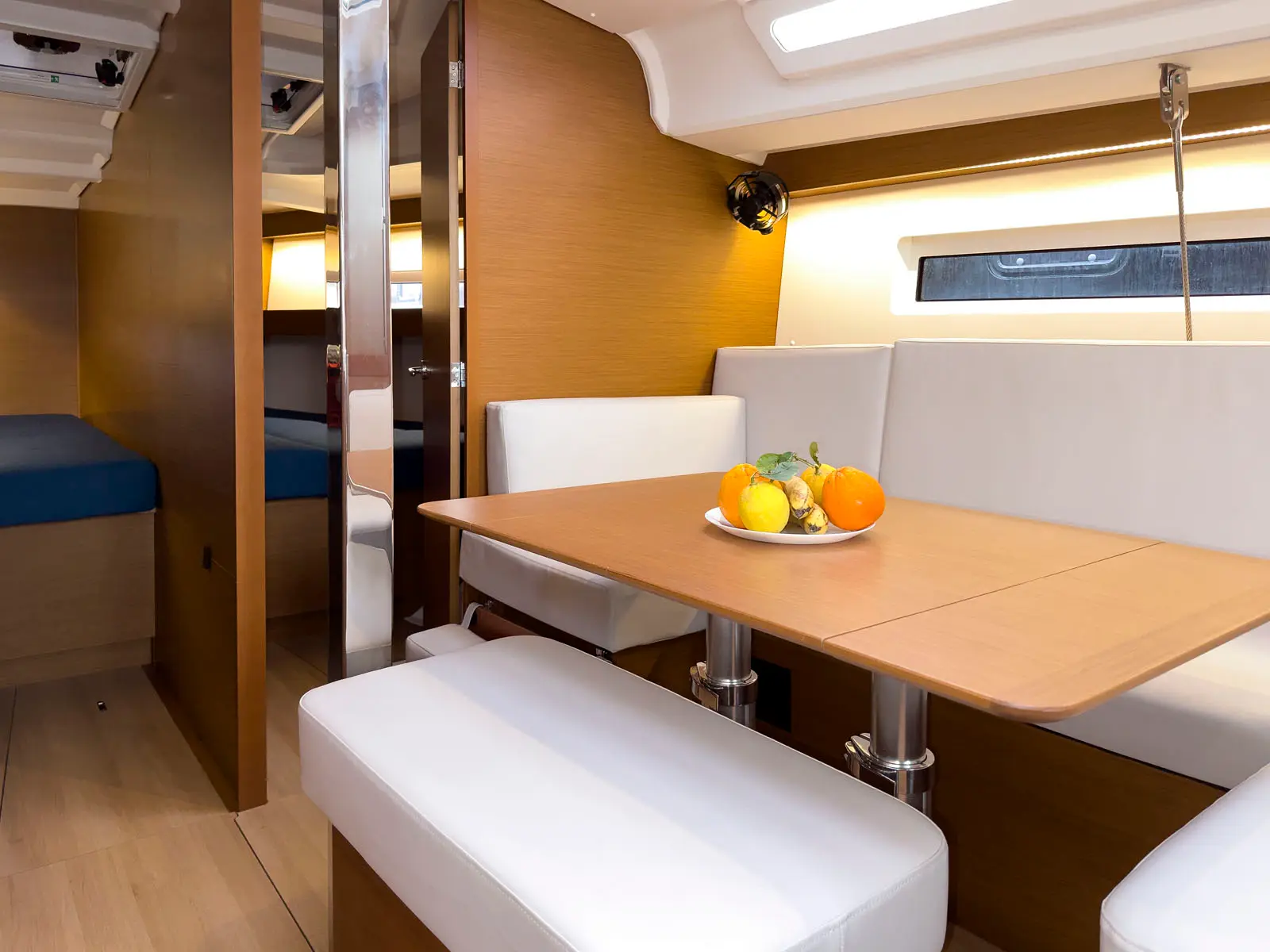Tam Elli, Interior image