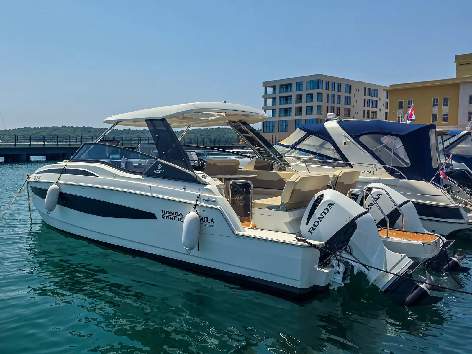 Aquila 32, Main image