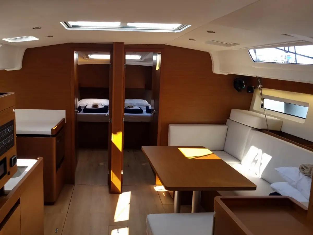 Izzy, Interior image