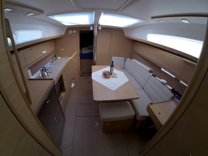 Sunny Blue, Interior image