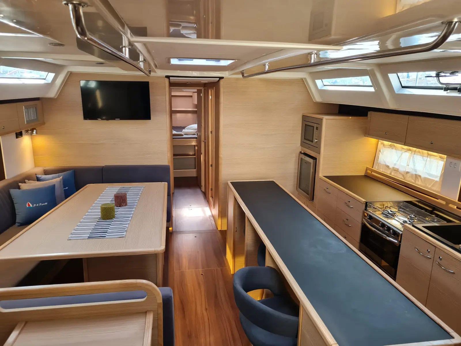 PRESTIGE I, Interior image