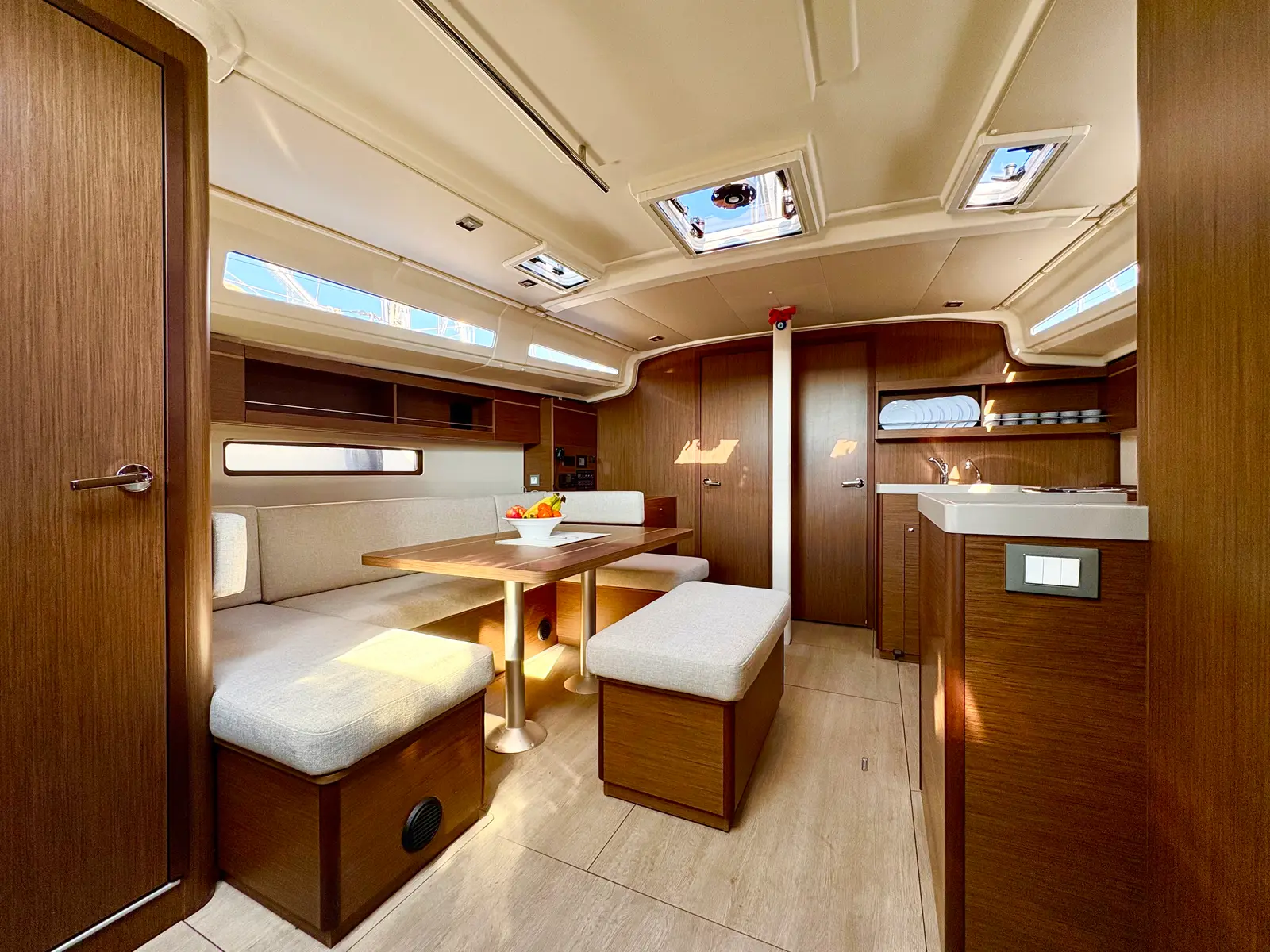 Bestsennyy, Interior image
