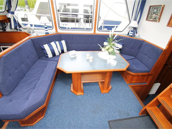Victoria, Interior image