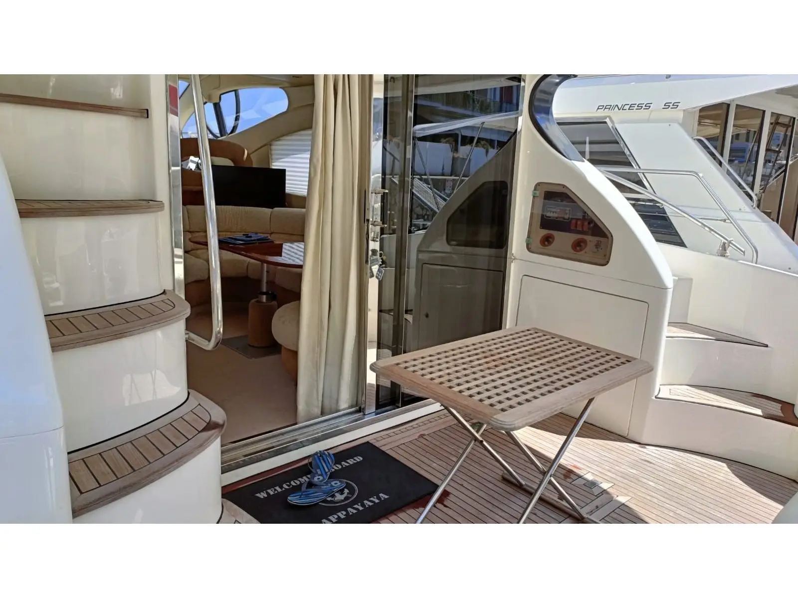 AZIMUT 46 (App), Interior image