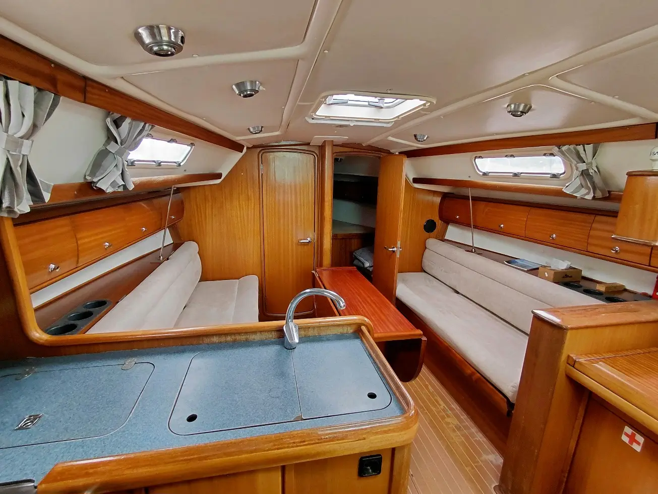 KONSTANTINOS , Interior image