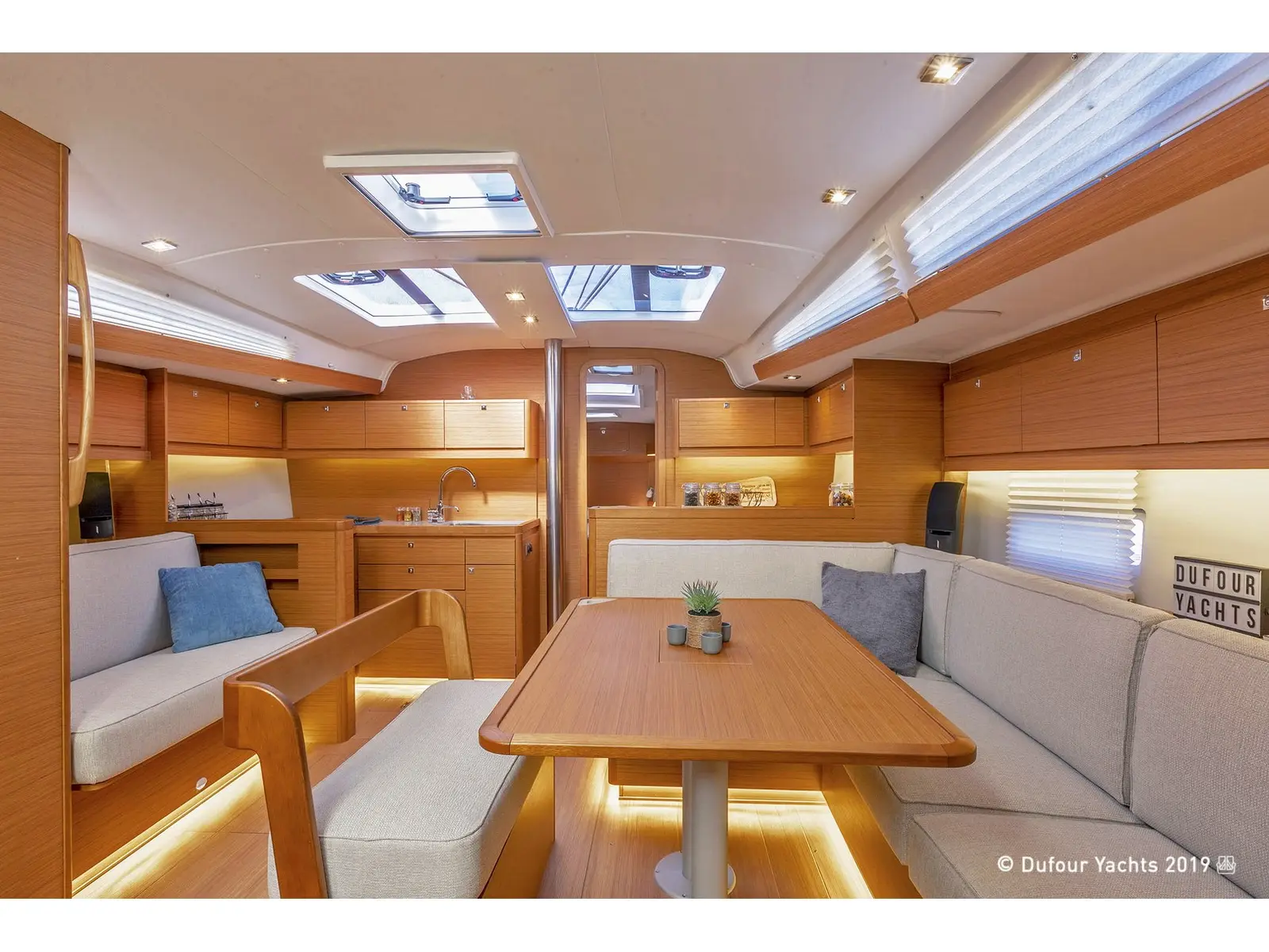 Blue Moon 2, Interior image