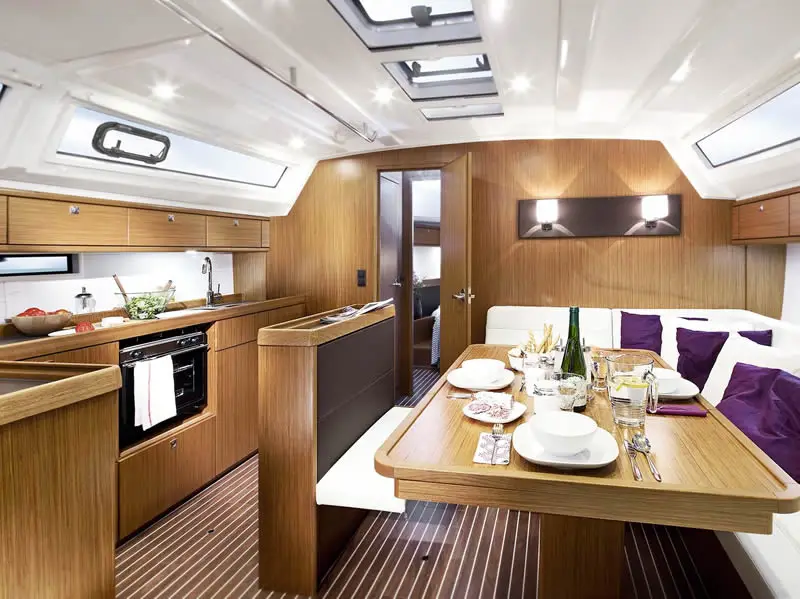 Luna, Interior image