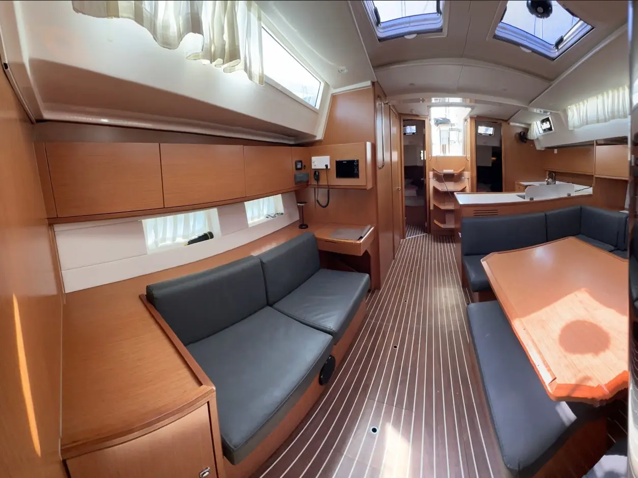 Silver I, Interior image
