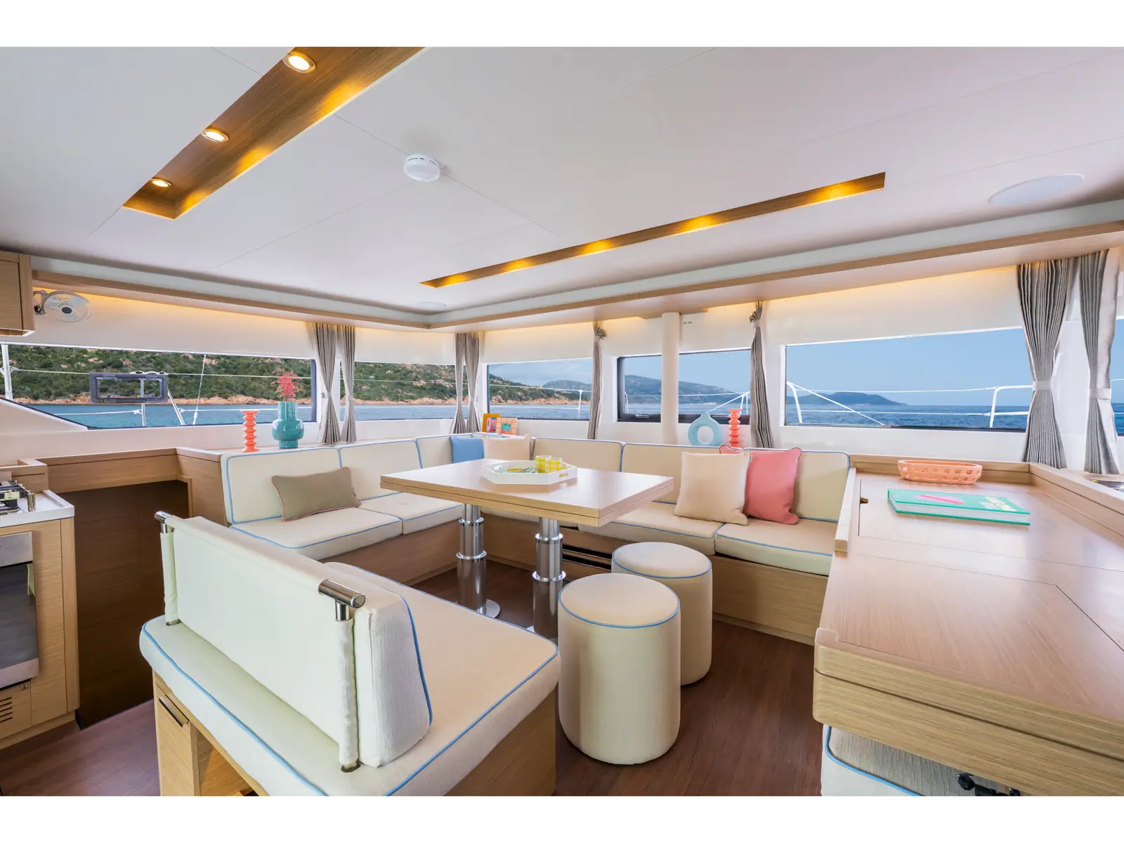 SAILUXE - AZENEA, Interior image