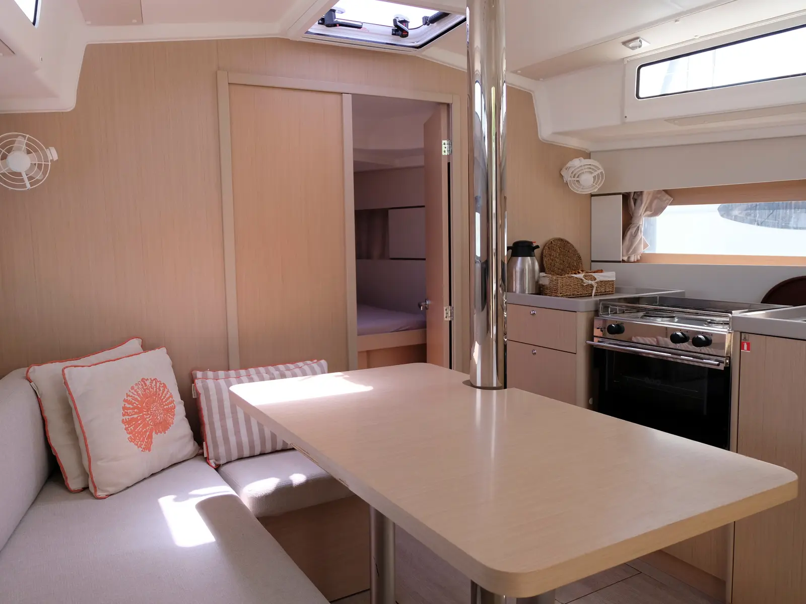 TRITON 89, Interior image