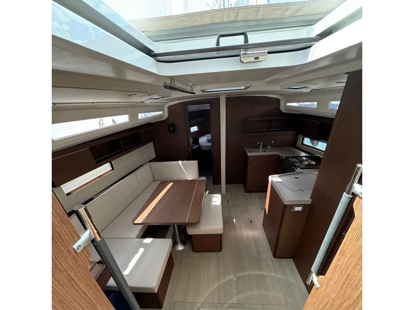 Bruna, Interior image