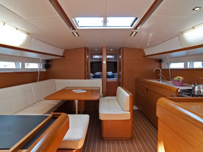 Aqua Kiss , Interior image