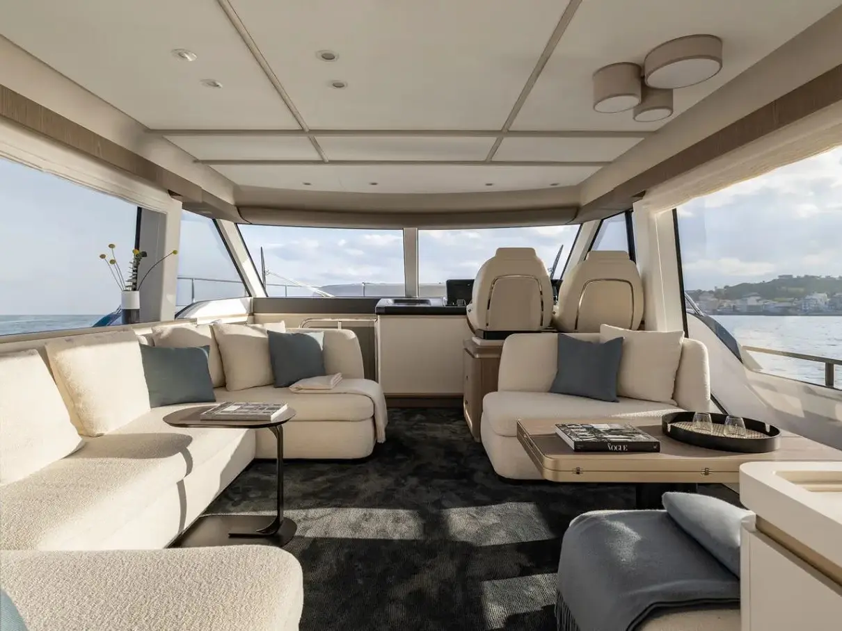Amparito XIII, Interior image