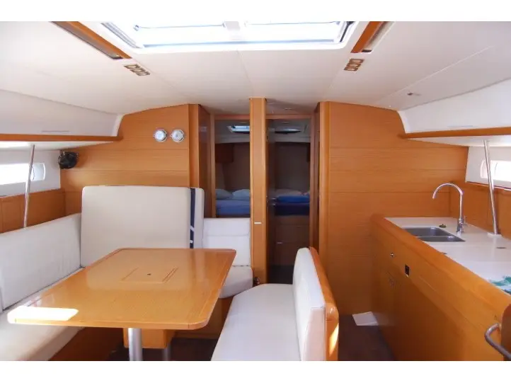 Alboran Champagne (Radazul), Interior image