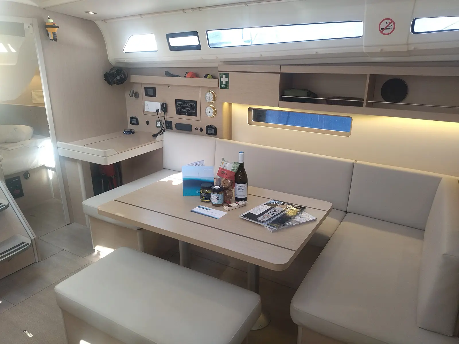 MAGNUM, Interior image