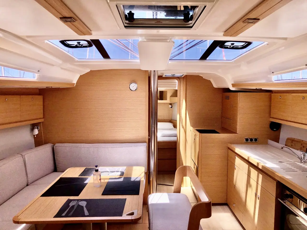 Nikolas-Aegeas, Interior image