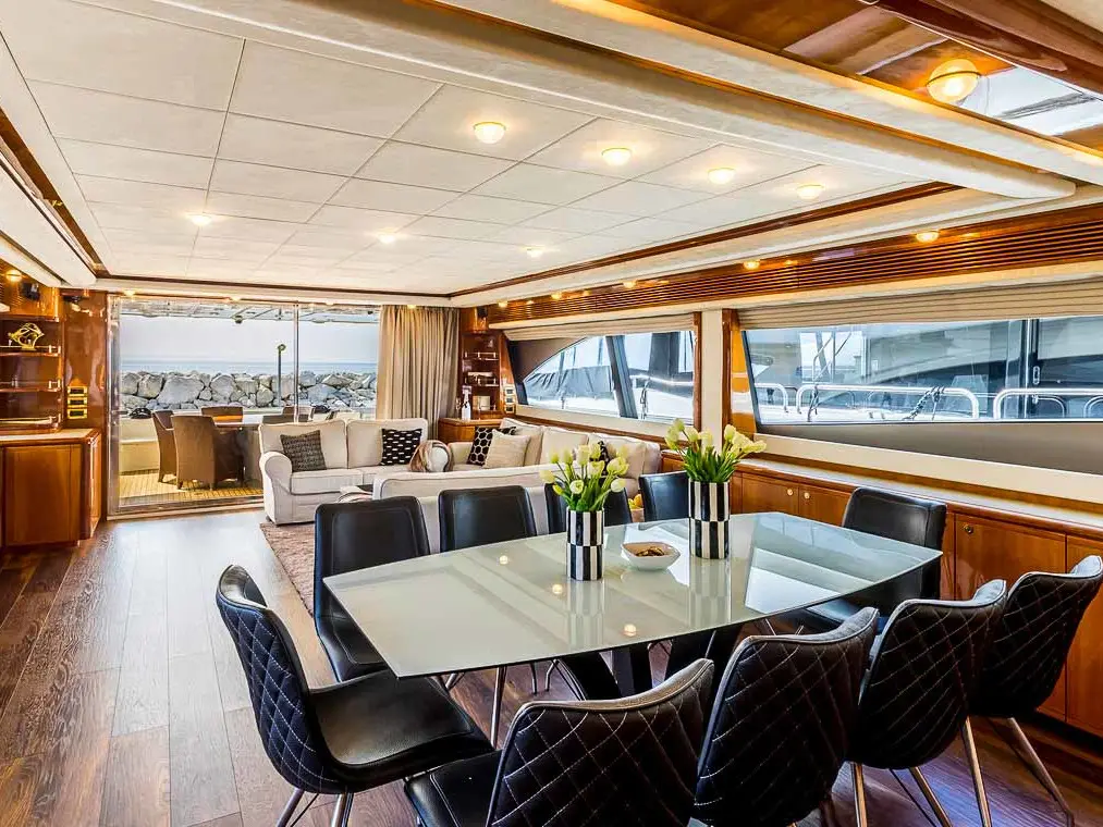 Miss Katarina, Interior image