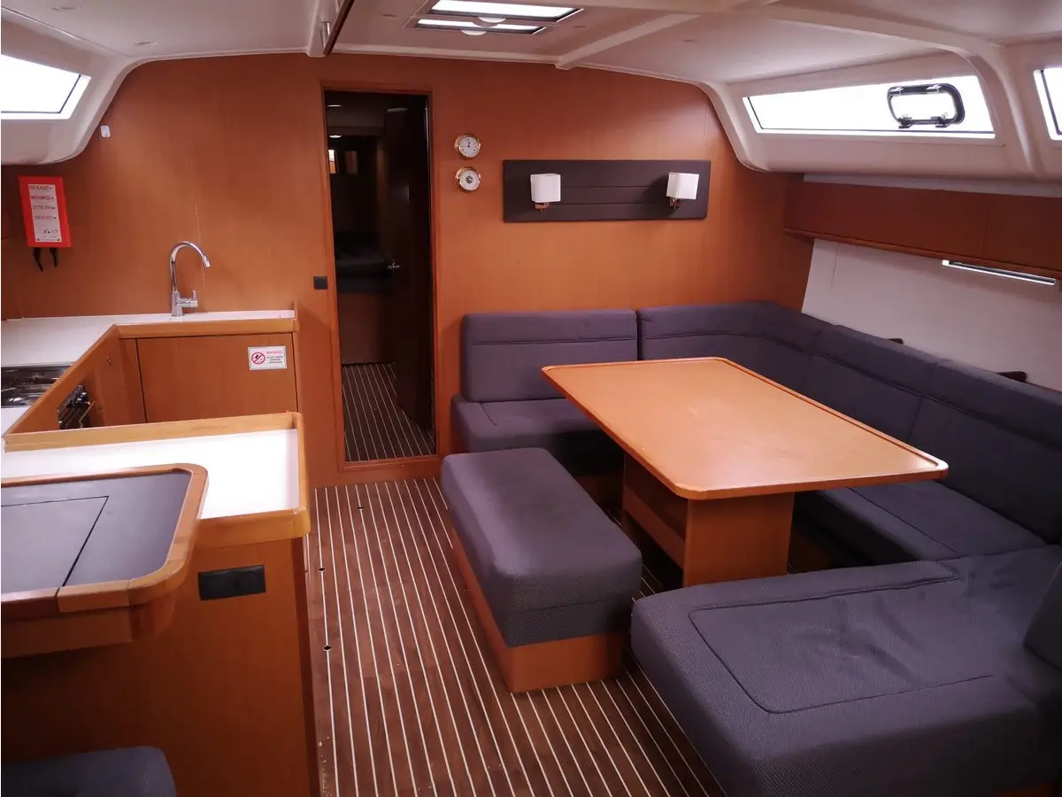 Lippi, Interior image