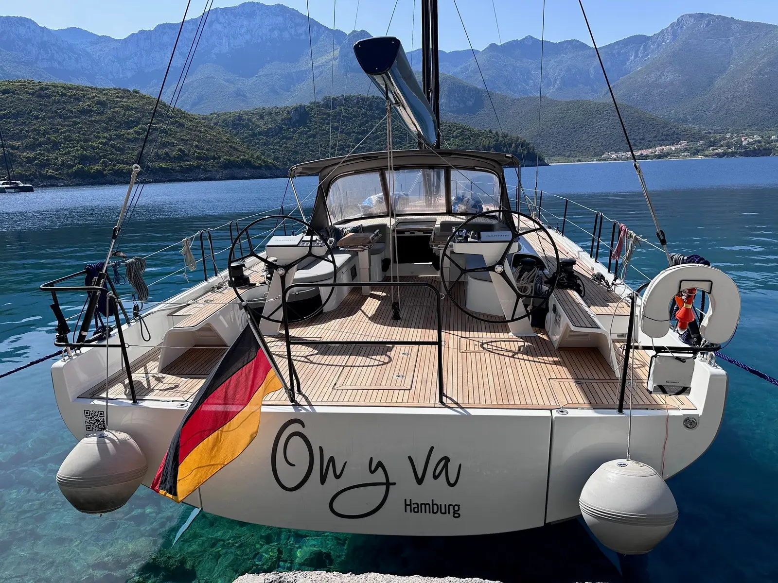 On Y Va - Skippered, Main image
