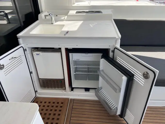Star of the Seas IV, Lounge Fridge