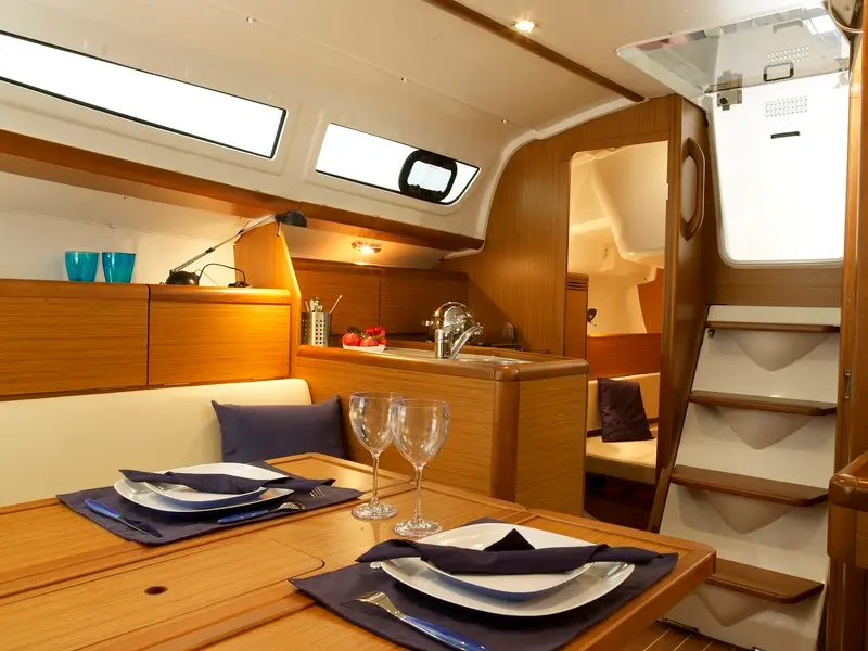 Beagle, Interior image