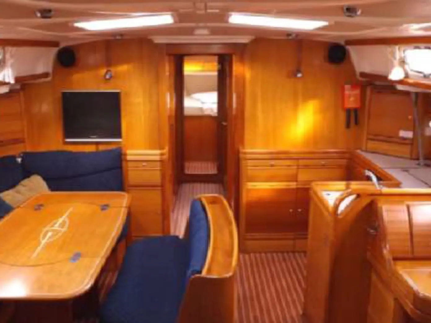 JEANNINE, Interior image