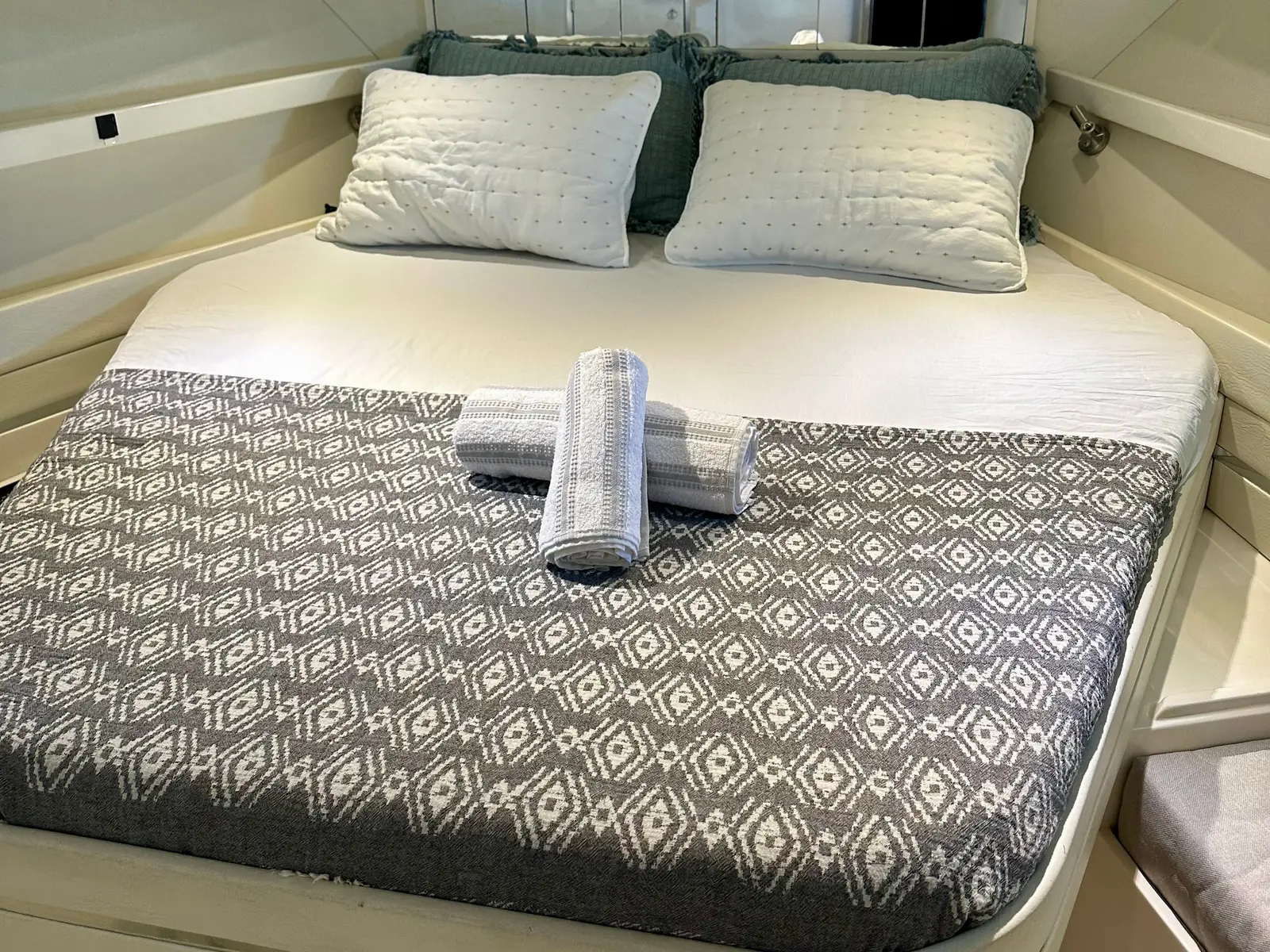 Calypso, Interior image