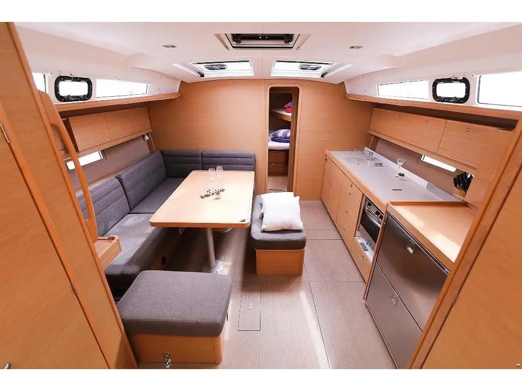 Silvia, Interior image
