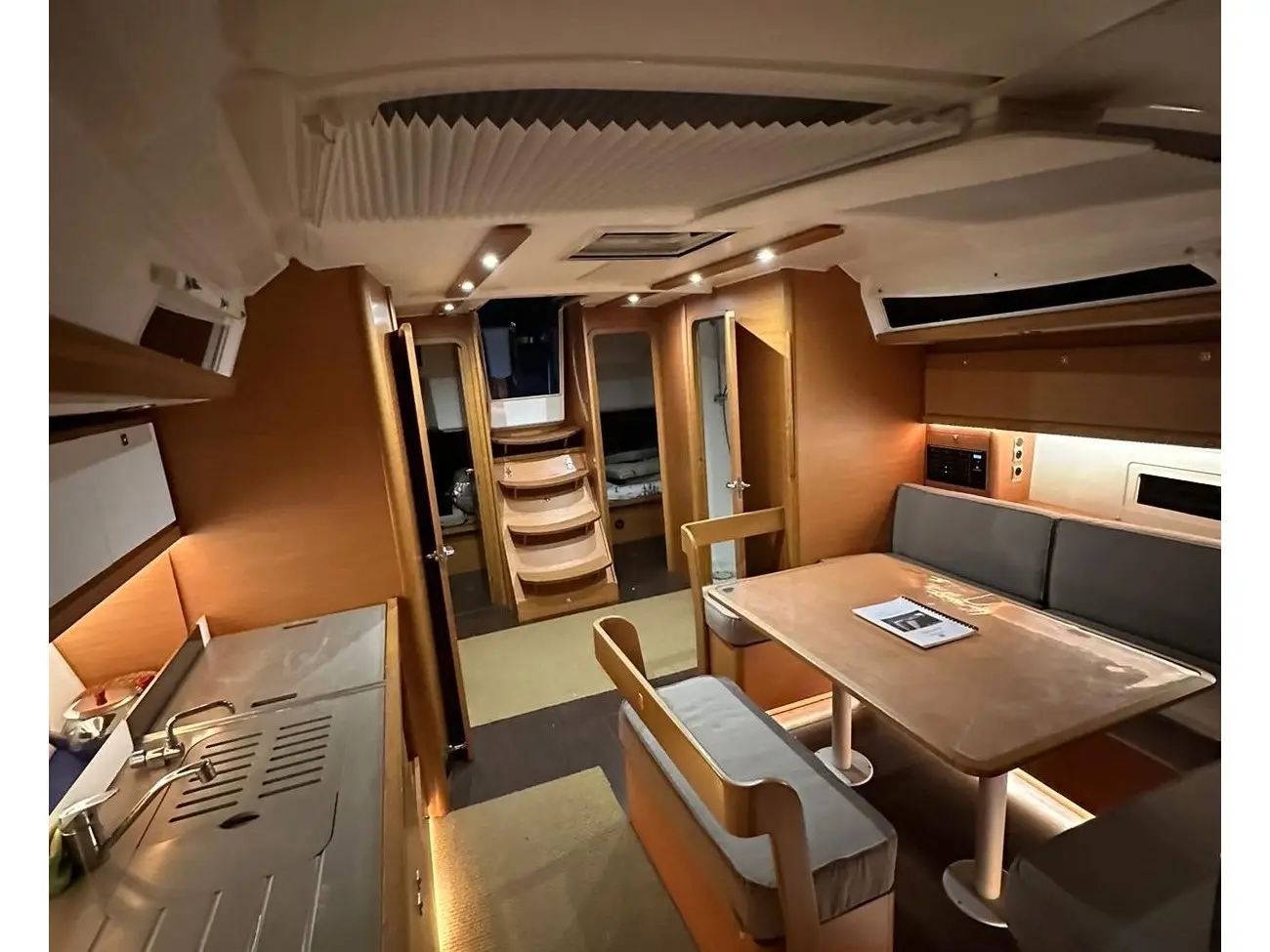 Isabella, Interior image