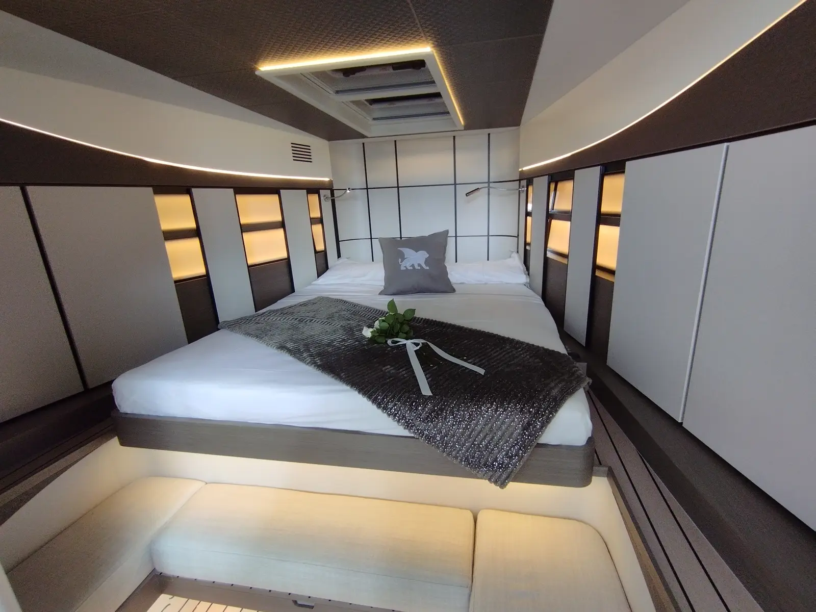 no_name, Interior image