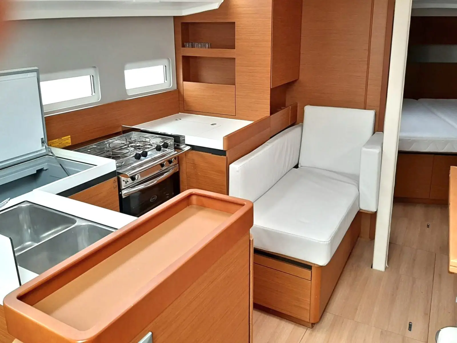 SARAVAH, Interior image