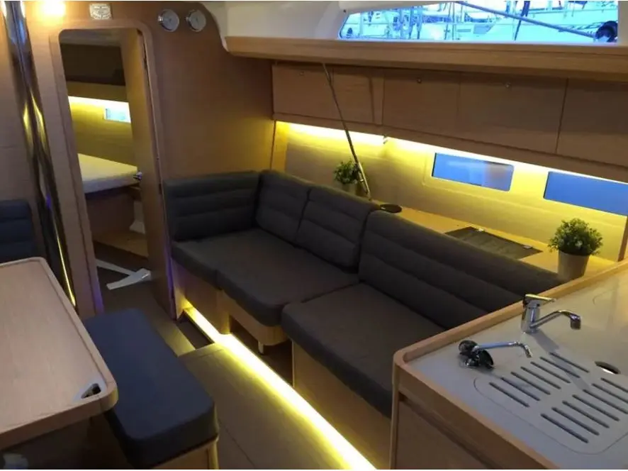 Iliana, Interior image