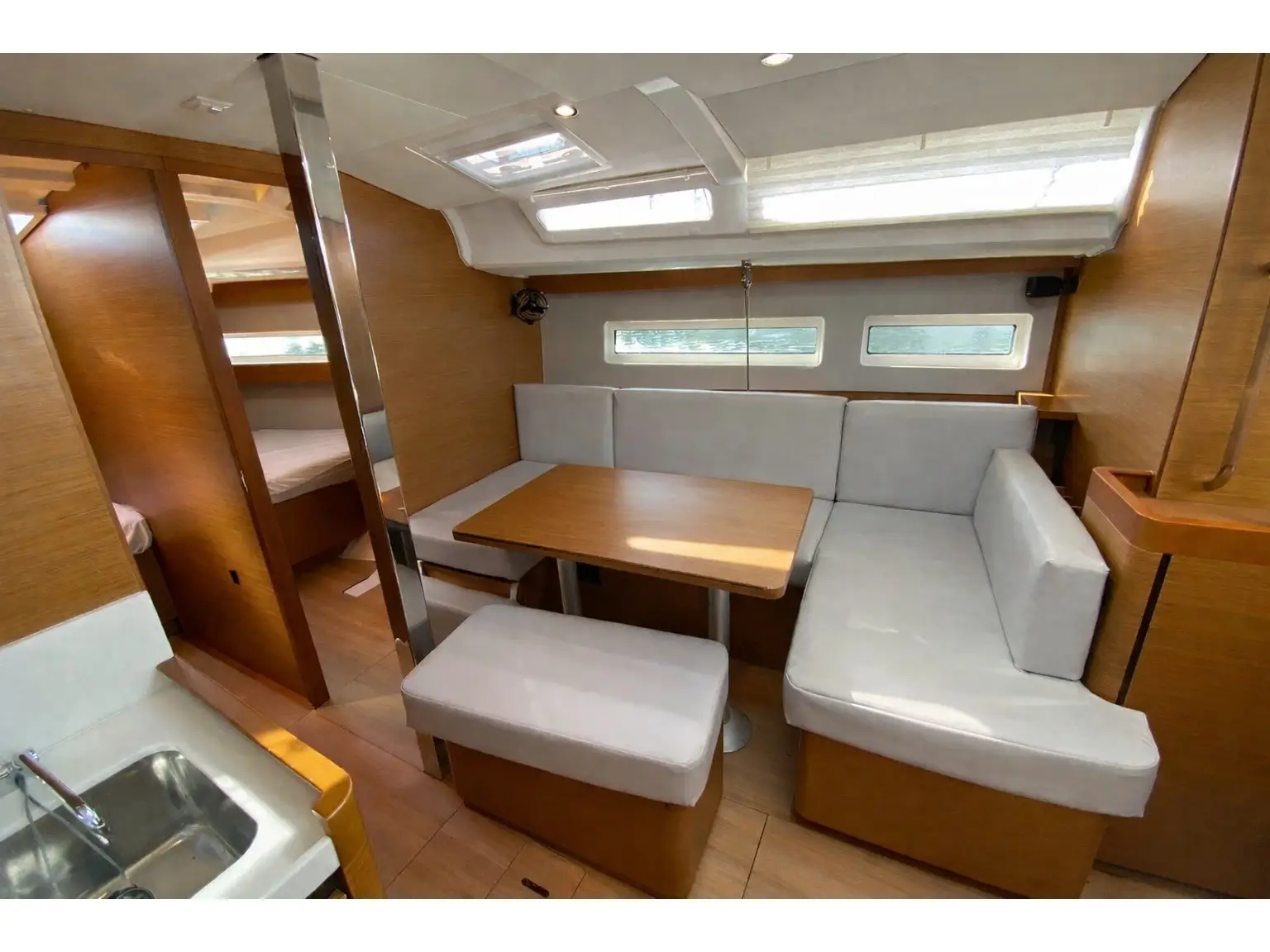 McLir II, Interior image