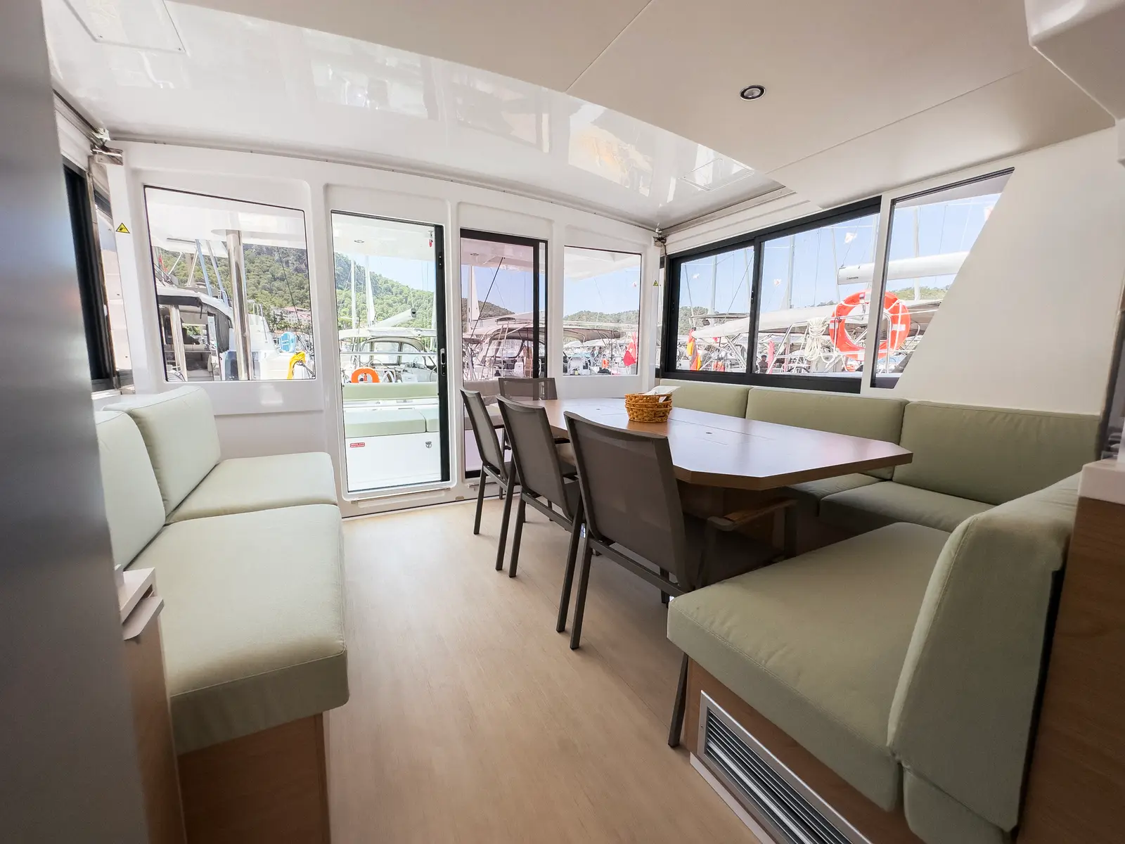 MIRAGE, Interior image
