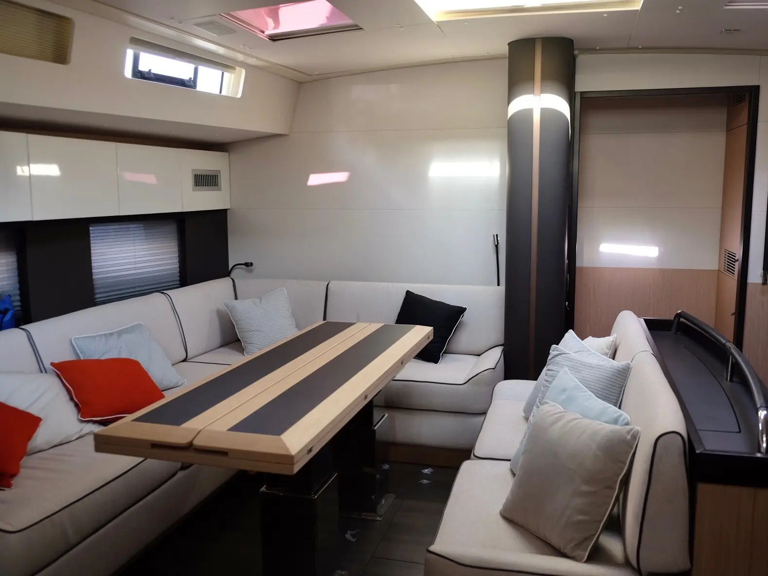 Premium +, Interior image