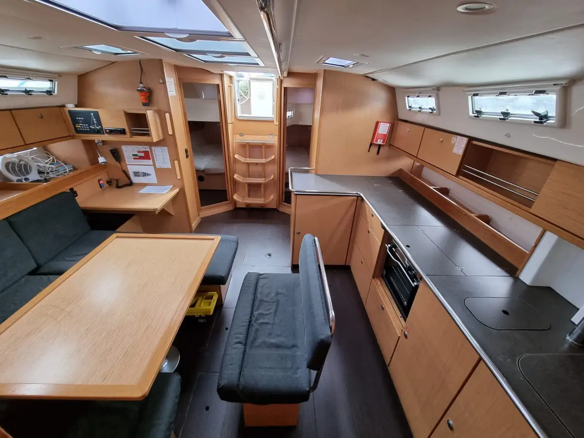 Tetras, Interior image