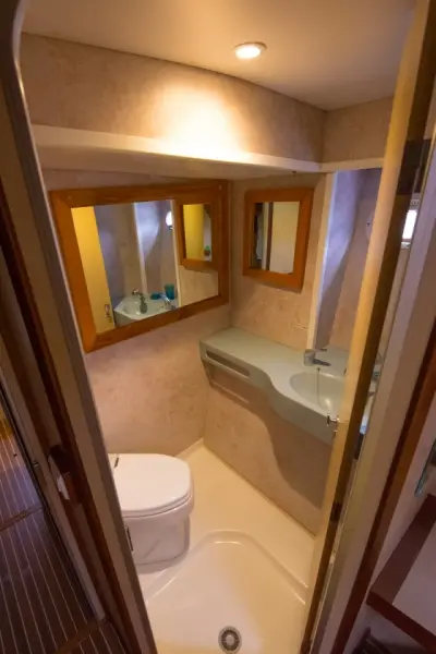 Cabin G11, Bath